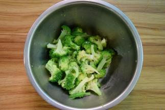 西兰花稍焯烫捞出