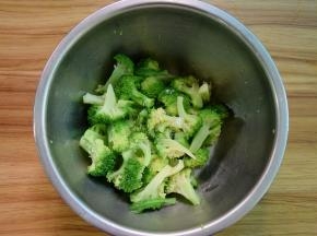 西兰花稍焯烫捞出