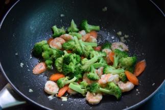 加入西兰花和胡萝卜翻炒，出锅前加点鲜酱油，加适量盐炒匀，淋少许香油即可。