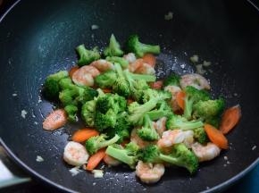 加入西兰花和胡萝卜翻炒，出锅前加点鲜酱油，加适量盐炒匀，淋少许香油即可。