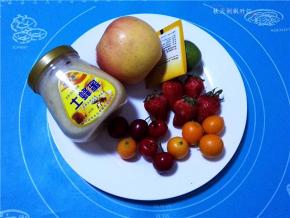 准备食材：草莓、金桔、柠檬、苹果、樱桃、蜂蜜、茶包；