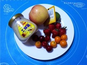 准备食材：草莓、金桔、柠檬、苹果、樱桃、蜂蜜、茶包；
