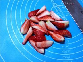 草莓洗净，去蒂，切块；