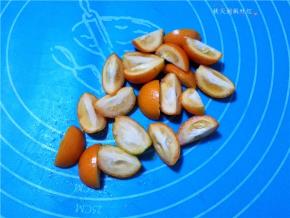 金桔洗净，切块；