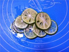 柠檬洗净，切片；