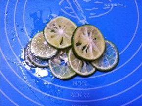 柠檬洗净，切片；