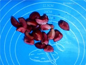 樱桃洗净，切块；