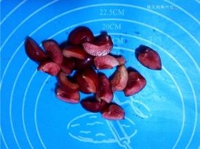 樱桃洗净，切块；