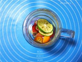 切好的水果放入壶中；