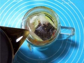 放入茶包再加入85°的热水，盖上盖子焖10分钟；