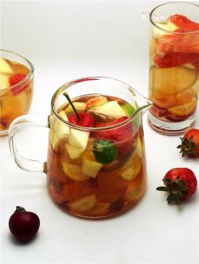 水温在35°左右加入蜂蜜拌均即可。