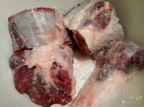  清洗干净，水份控一下，两面加粗盐摸均匀，放冰箱冷藏一晚，（期间有水份出来，可以倒掉，再继续放冰箱冷藏）