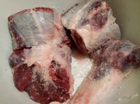  清洗干净，水份控一下，两面加粗盐摸均匀，放冰箱冷藏一晚，（期间有水份出来，可以倒掉，再继续放冰箱冷藏）