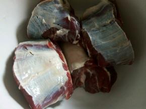 第二天，把牛肉清洗干净，控水，