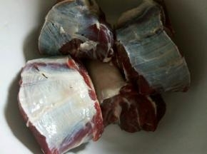 第二天，把牛肉清洗干净，控水，