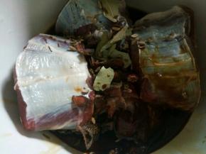 加上所有的调料，拌均匀，腌3/4小时，（老抽少一点，就是为了上色）