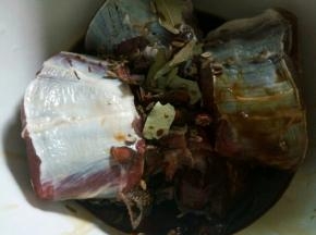 加上所有的调料，拌均匀，腌3/4小时，（老抽少一点，就是为了上色）