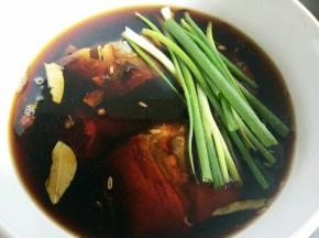 腌好的牛腱子，加生姜，料酒少许，葱段，水要比肉高一点，大火烧开，中火炖，炖到筷子可以插进去就可以了，