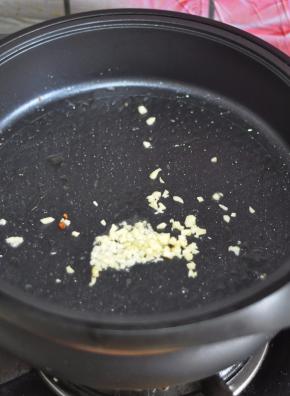 锅里留底油，放入蒜粒炸香。