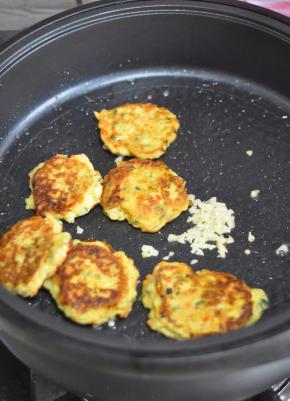 将土豆饼放入翻炒。