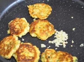 将土豆饼放入翻炒。