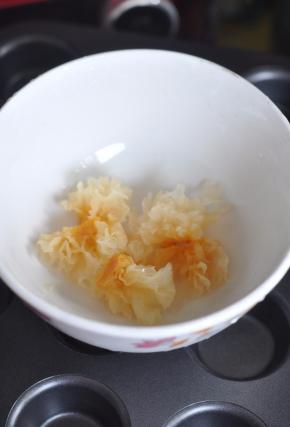 银耳洗净，用水浸泡两小时至体积变大。