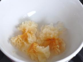 银耳洗净，用水浸泡两小时至体积变大。