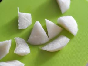 梨去皮切块。