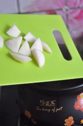 砂锅里倒入水，水开后放入梨块。