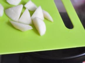 砂锅里倒入水，水开后放入梨块。
