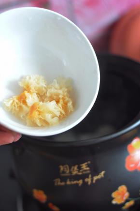 将银耳撕成小朵，也一起放入。