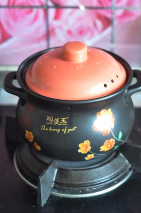 盖上砂锅盖，小火慢炖煮半小时左右，让银耳出胶。