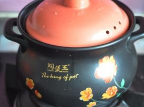盖上砂锅盖，小火慢炖煮半小时左右，让银耳出胶。