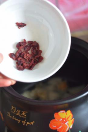 半小时后，放入蔓越莓干。
