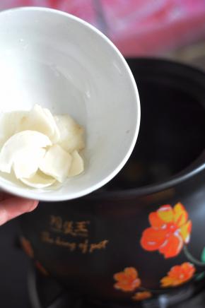 再将鲜百合剥片洗净放入，煮1分钟后关火。