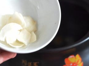 再将鲜百合剥片洗净放入，煮1分钟后关火。