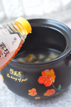 等汤凉些，加入蜂蜜调味，饮用时表面上可洒些桂花。