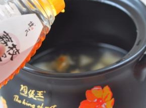 等汤凉些，加入蜂蜜调味，饮用时表面上可洒些桂花。