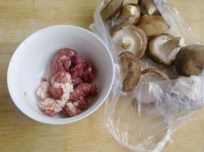 买绞好的猪肉馅备用，香菇挑漂亮些的。