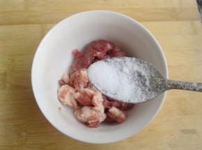 现在开始调制肉馅，放入盐、味精、生抽、蚝油、料酒。