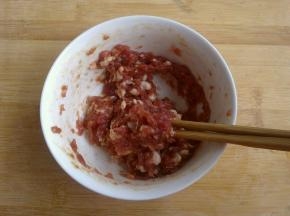 用筷子朝一个方向不停的搅拌，使肉馅上劲。最后再加点玉米淀粉搅匀。