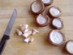 香菇切掉根部。