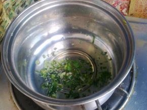 另取一锅，倒入少量油，油热至三成后关火，倒入切碎的香菜搅拌，并加少许盐。