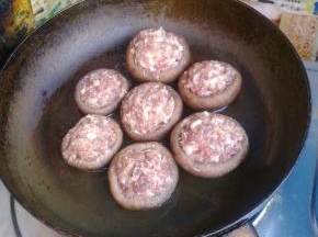 煎锅里多倒点油，盖上锅盖煎至肉馅熟透。