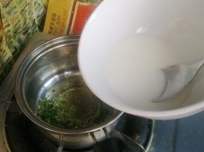 再开中小火，用水淀粉勾个薄芡，浇到香菇盖上。