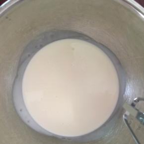 淡奶油加入砂糖打发至流动的，加入已放凉的牛奶成慕斯液