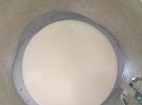 淡奶油加入砂糖打发至流动的，加入已放凉的牛奶成慕斯液