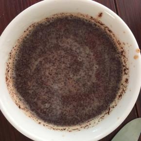 巧克力倒入牛奶搅拌