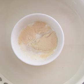 牛奶倒入吉利丁粉碗里隔水加热至砂糖和吉利丁粉融化