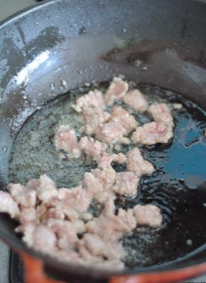 锅里倒入油，放入牛肉快速滑炒至表面变色，捞出备用。